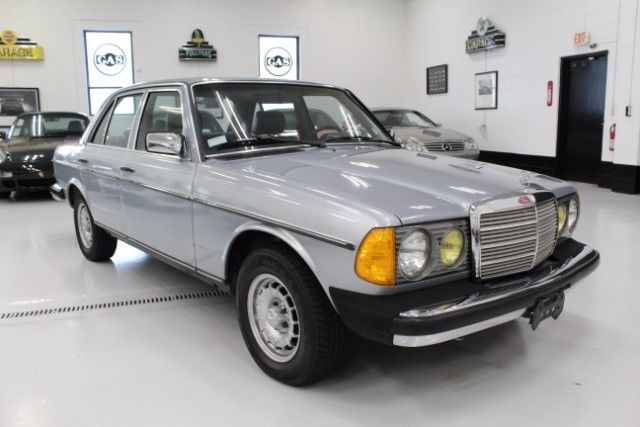1983 Silver Mercedes-Benz 300 --