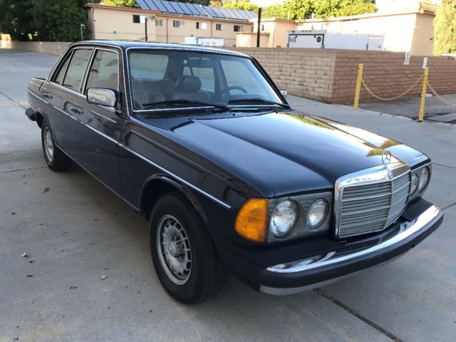 1983 Black Mercedes-Benz 300-Series Sedan