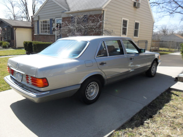 1983 Silver Mercedes-Benz 300-Series Sedan