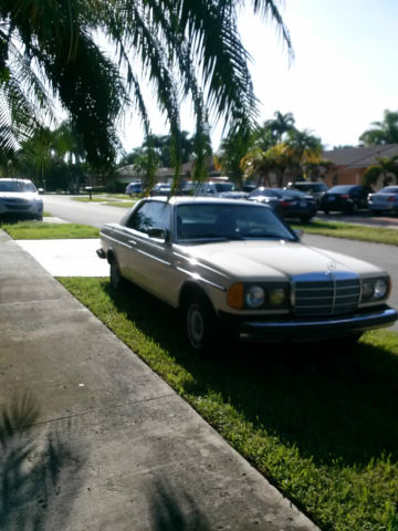 19830000 beige Mercedes-Benz 300-Series Coupe