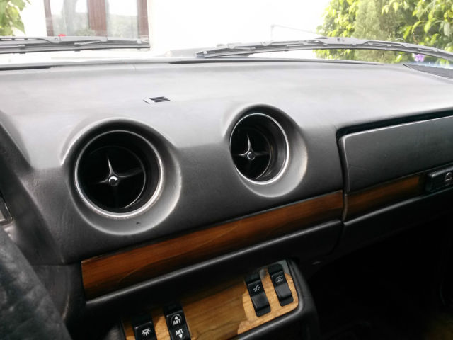 19830000 beige Mercedes-Benz 300-Series Coupe