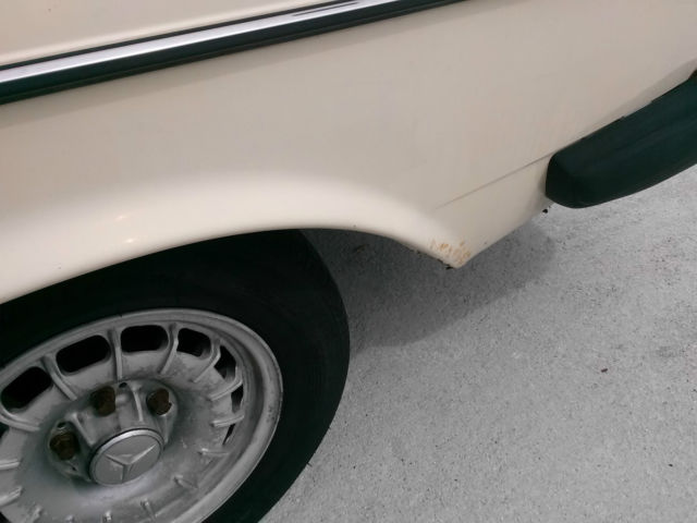 19830000 beige Mercedes-Benz 300-Series Coupe