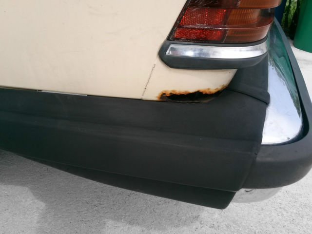 19830000 beige Mercedes-Benz 300-Series Coupe