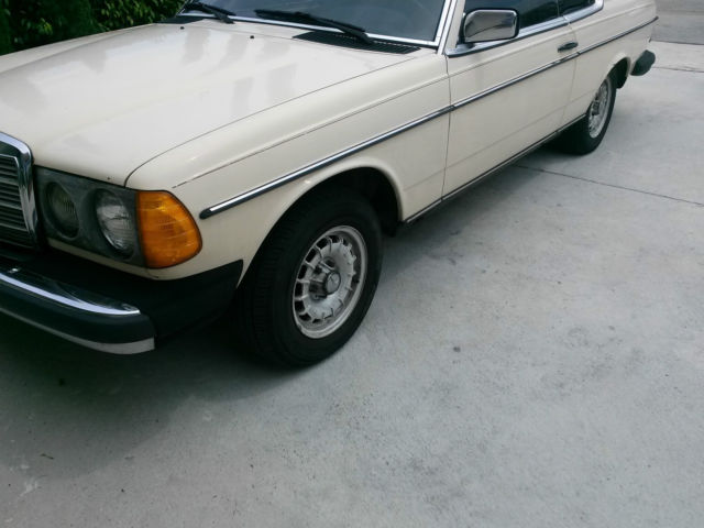 19830000 beige Mercedes-Benz 300-Series Coupe