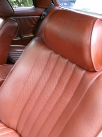 19830000 beige Mercedes-Benz 300-Series Coupe