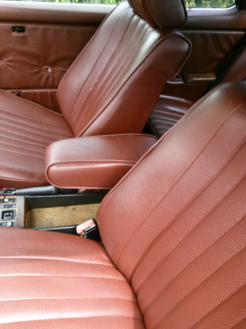 19830000 beige Mercedes-Benz 300-Series Coupe