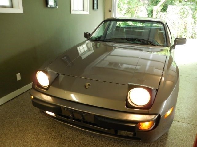 1983 Gray Porsche 944 --