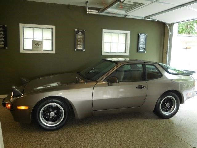 1983 Gray Porsche 944 --