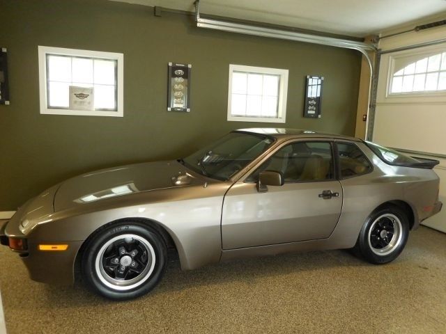 1983 Gray Porsche 944 --