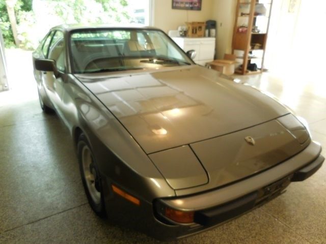 1983 Gray Porsche 944 --