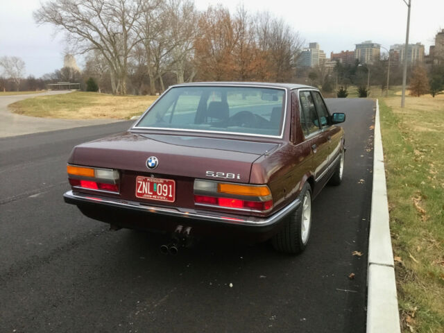 1984 Burgundrot Metallic (199) BMW 5-Series Sedan