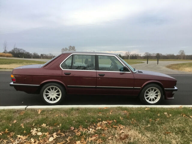 1984 Burgundrot Metallic (199) BMW 5-Series Sedan