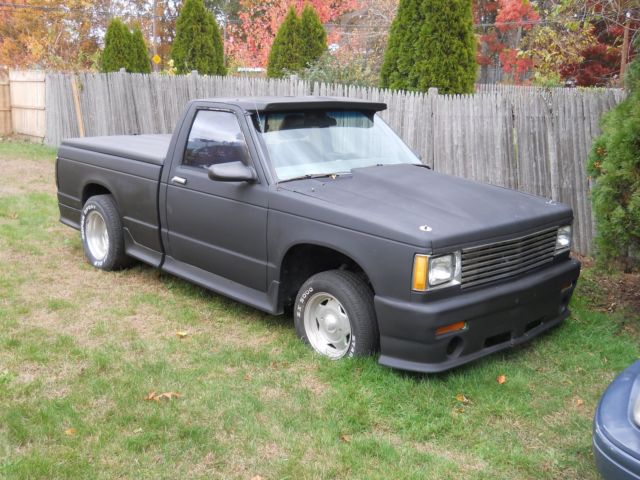 1984 black and gray Chevrolet S-10 reg. cab/ short bed