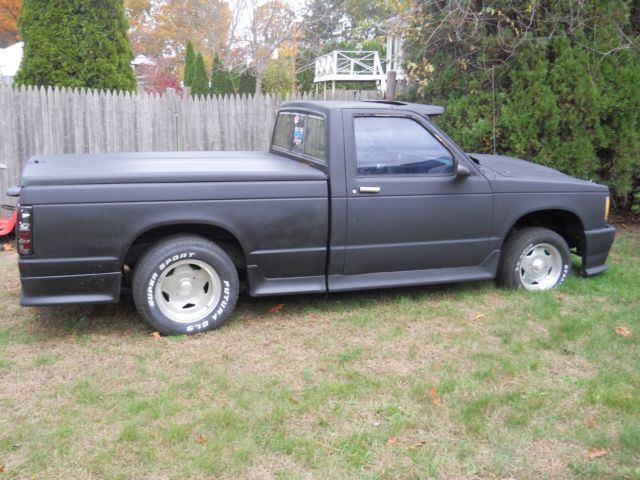 1984 black and gray Chevrolet S-10 reg. cab/ short bed