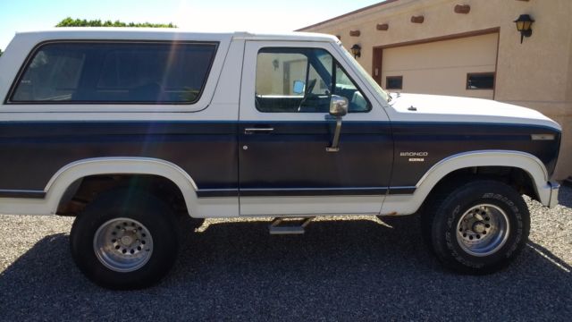 1984 White / Blue Ford Bronco Cool