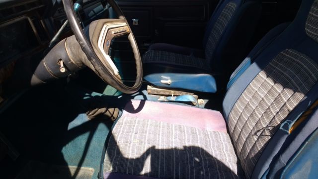1984 White / Blue Ford Bronco Cool