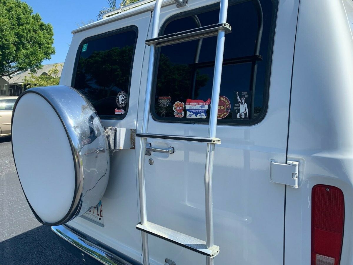 1984 White Ford E-Series Van Extended Passenger Van