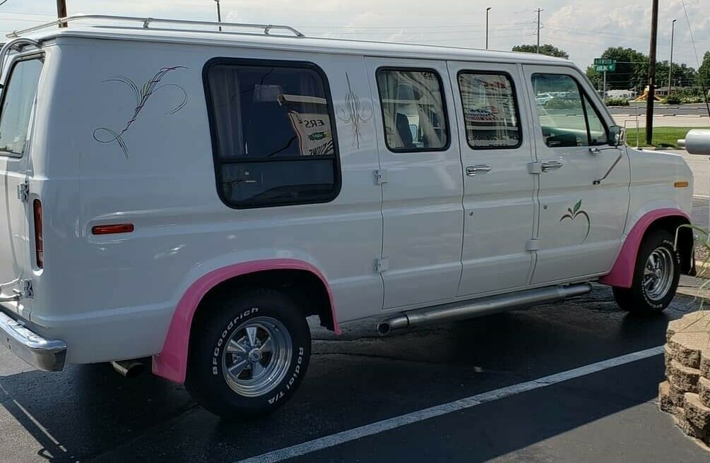 1984 White Ford E-Series Van Extended Passenger Van