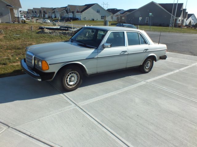 1984 Silver Mercedes-Benz 300-Series Sedan