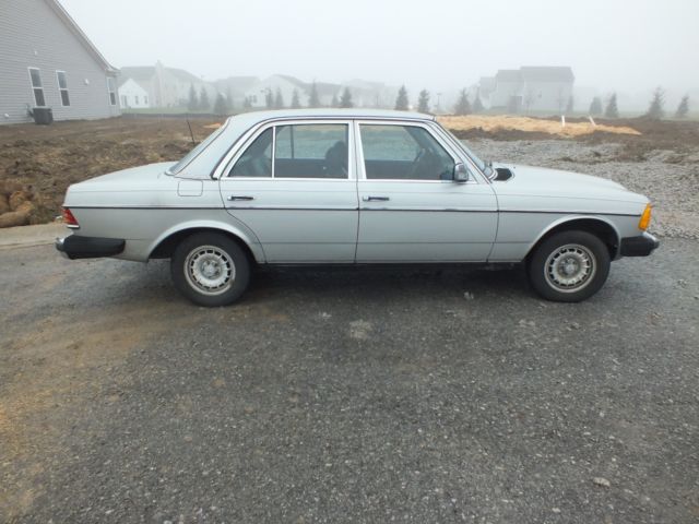 1984 Silver Mercedes-Benz 300-Series Sedan