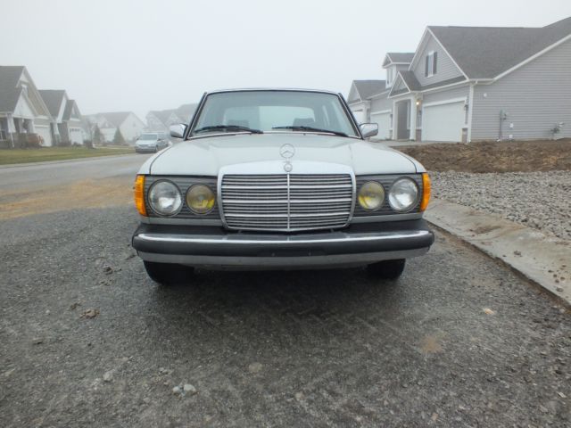 1984 Silver Mercedes-Benz 300-Series Sedan