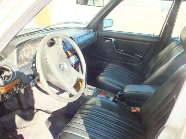 1984 Silver Mercedes-Benz 300-Series Sedan