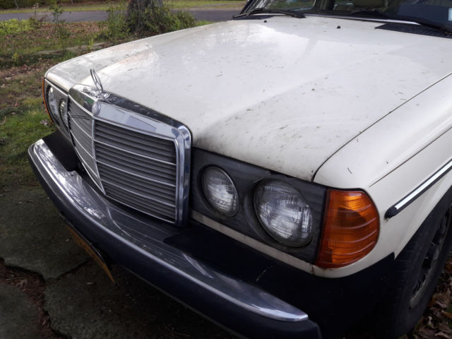 1984 Yellow Mercedes-Benz 300-Series Sedan