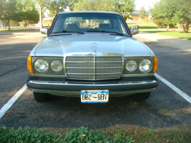 1984 Silver Mercedes-Benz 300-Series Sedan