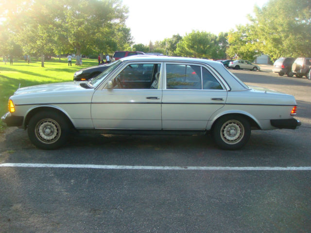 1984 Silver Mercedes-Benz 300-Series Sedan