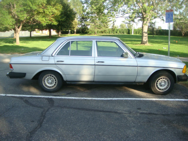 1984 Silver Mercedes-Benz 300-Series Sedan