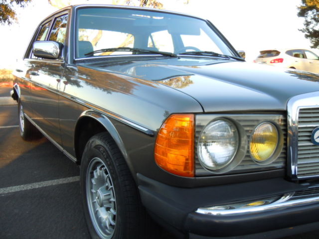 1984 Dark Taupe Mercedes-Benz 300-Series 4 Door Sedan
