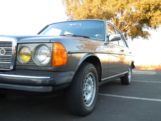 1984 Dark Taupe Mercedes-Benz 300-Series 4 Door Sedan