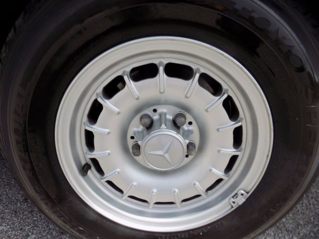 1984 champagne pearl Mercedes-Benz 500-Series sedan