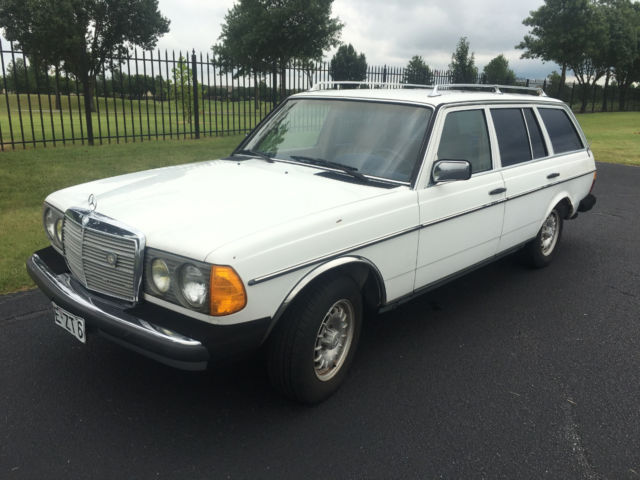 1984 White Mercedes-Benz 300-Series Wagon