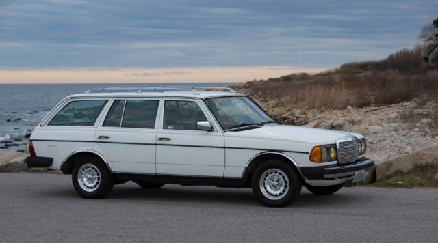 1985 White Mercedes-Benz 300-Series Station wagon