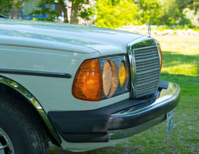1985 White Mercedes-Benz 300-Series Station wagon
