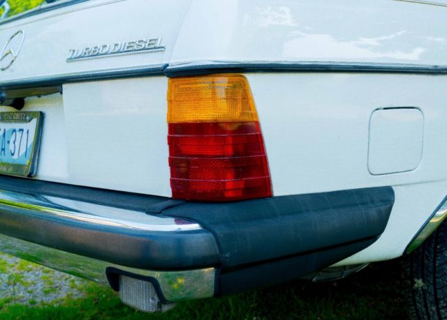 1985 White Mercedes-Benz 300-Series Station wagon