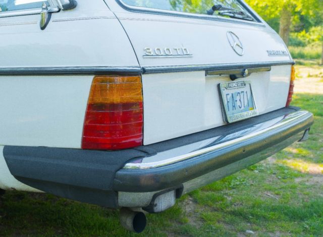 1985 White Mercedes-Benz 300-Series Station wagon