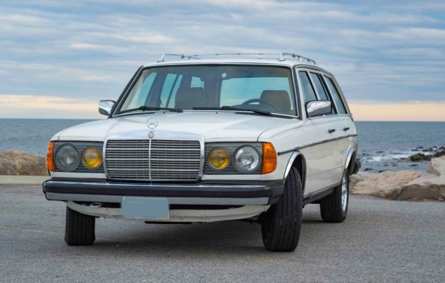 1985 White Mercedes-Benz 300-Series Station wagon
