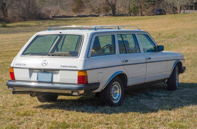 1985 White Mercedes-Benz 300-Series Station wagon