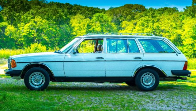 1985 White Mercedes-Benz 300-Series Station wagon