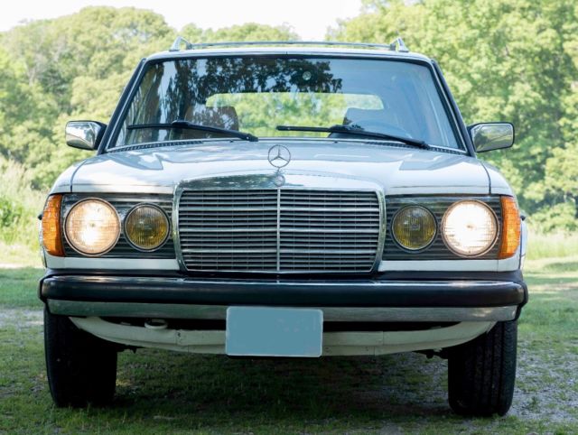 1985 White Mercedes-Benz 300-Series Station wagon