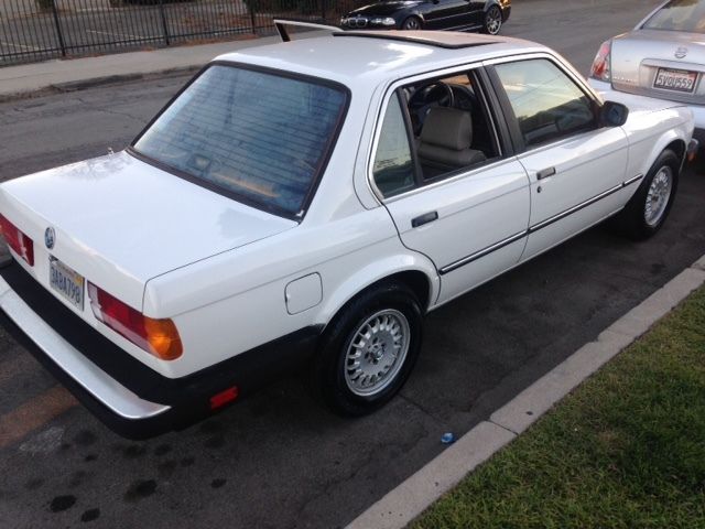 1985 White BMW 3-Series Sedan