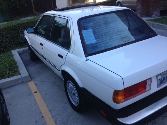 1985 White BMW 3-Series Sedan