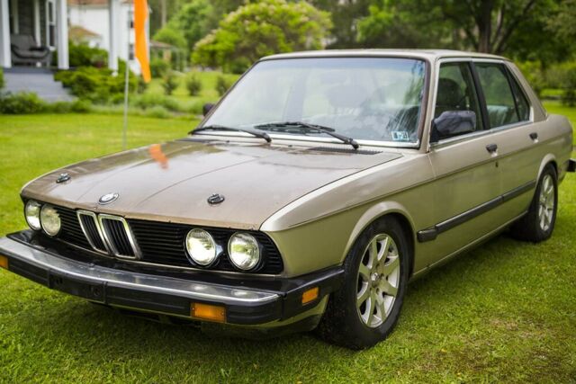 1985 Gold BMW 5-Series Sedan