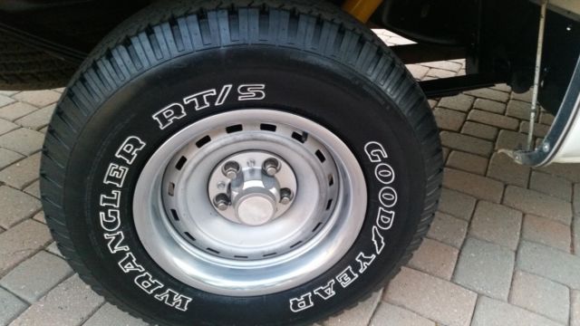 1985 TWO TONE BEIGE  AND WHITE Chevrolet C-10 C-10 SHORT BED