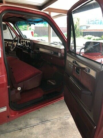 1985 Red Chevrolet C-10 SHORT & WIDE