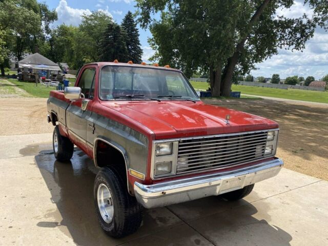 1985 Red Chevrolet K10 4x4 --
