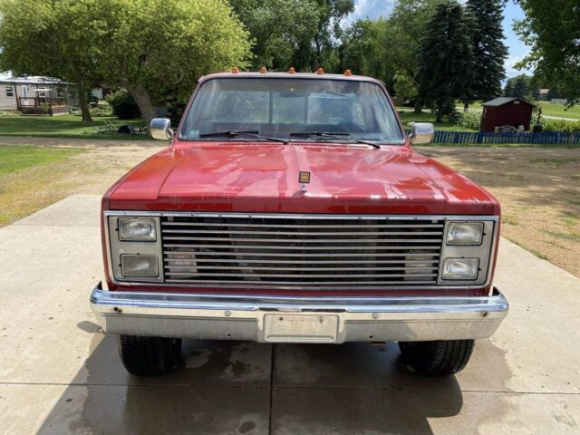 1985 Red Chevrolet K10 4x4 --