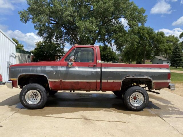 1985 Red Chevrolet K10 4x4 --
